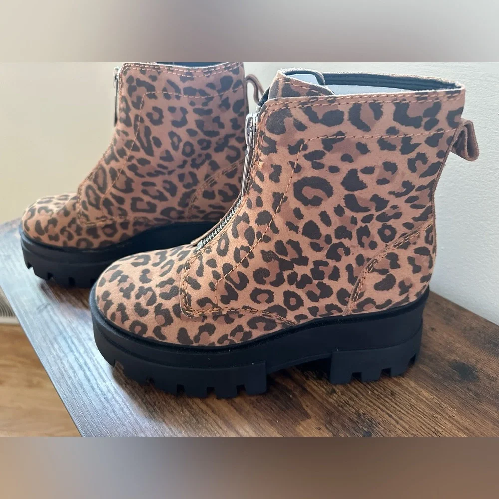 Gianni Bini GB All-Star Leopard Print Chunky Lug Sole Platform Booties size 6.5 - Picture 3 of 8
